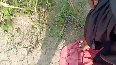 गांव वाली गर्लफ्रेंड की चूची दबा दबा कर चूत का पानी निकाल दिया